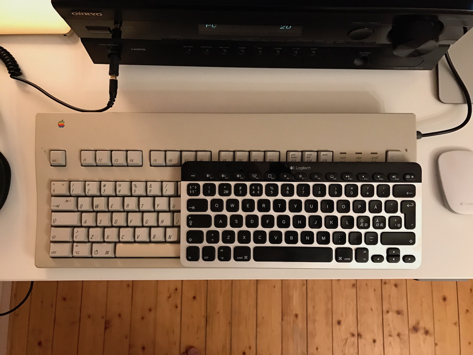 Apple extended keyboard II compared to Logitech K811
