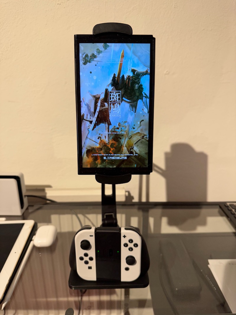 Ikaruga, in vertical mode on a Nintendo Switch