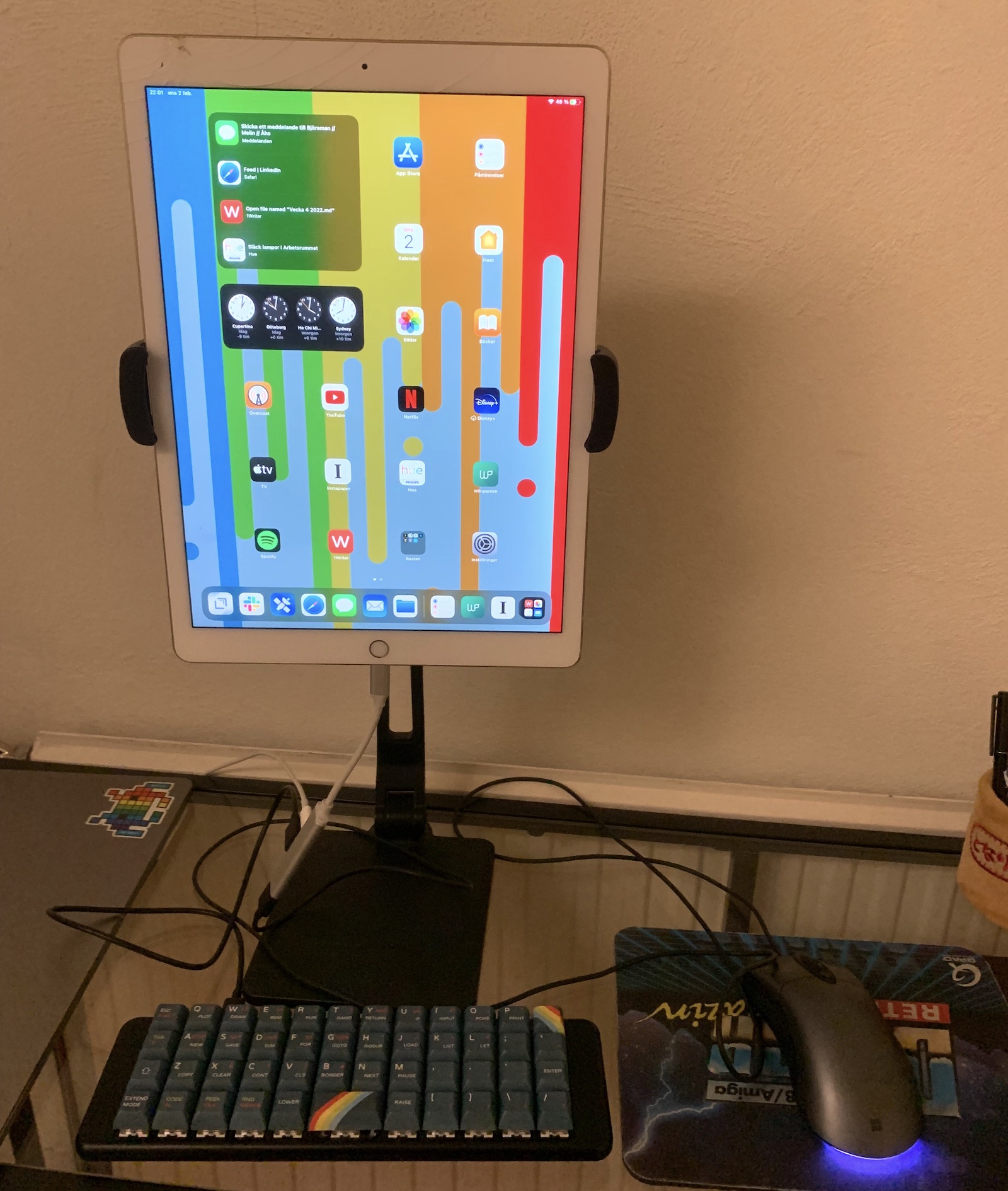 Ipad in Hoverbar, keyboard and mouse attached
