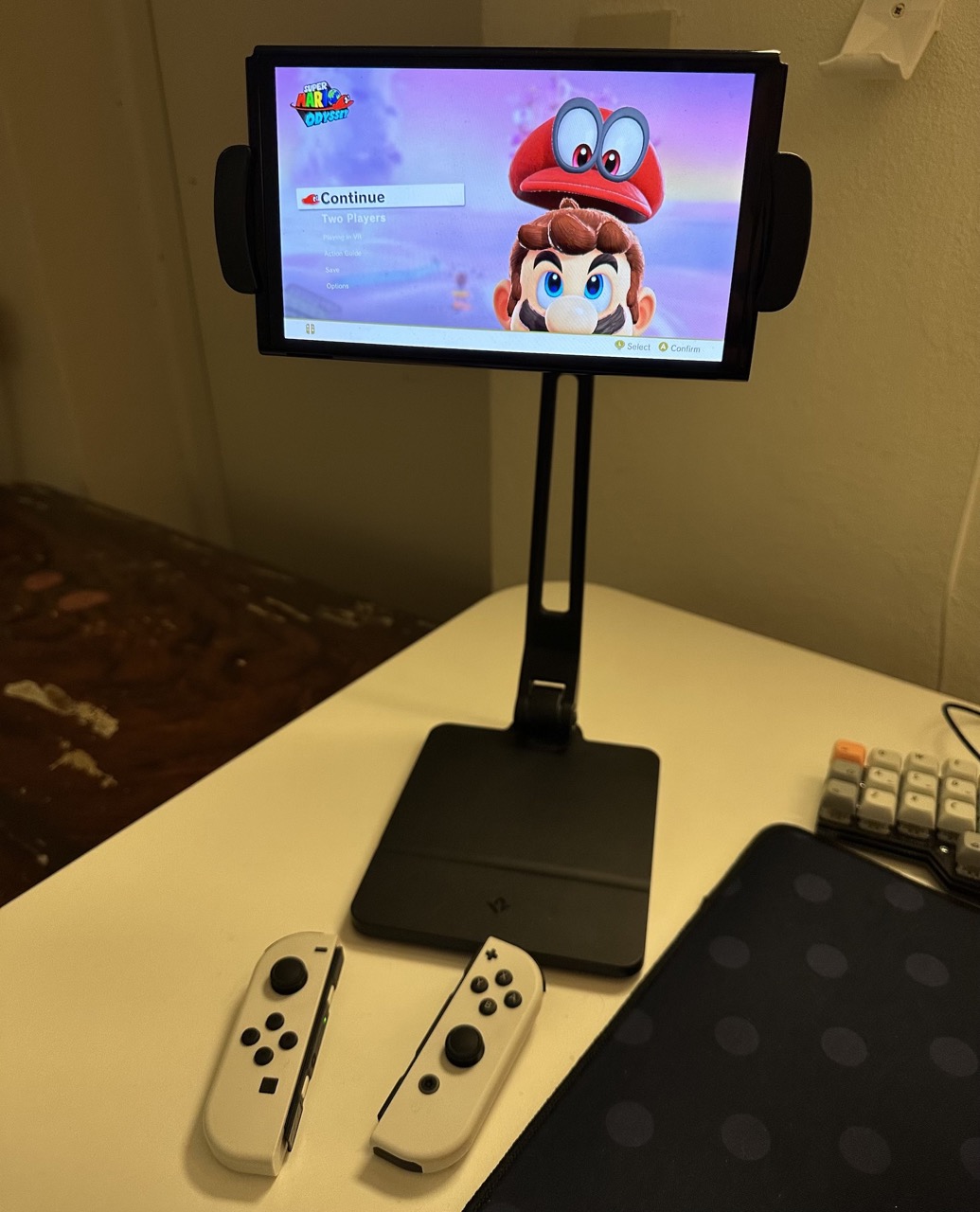Nindento Switch, securely held by a Hoverbar duo stand