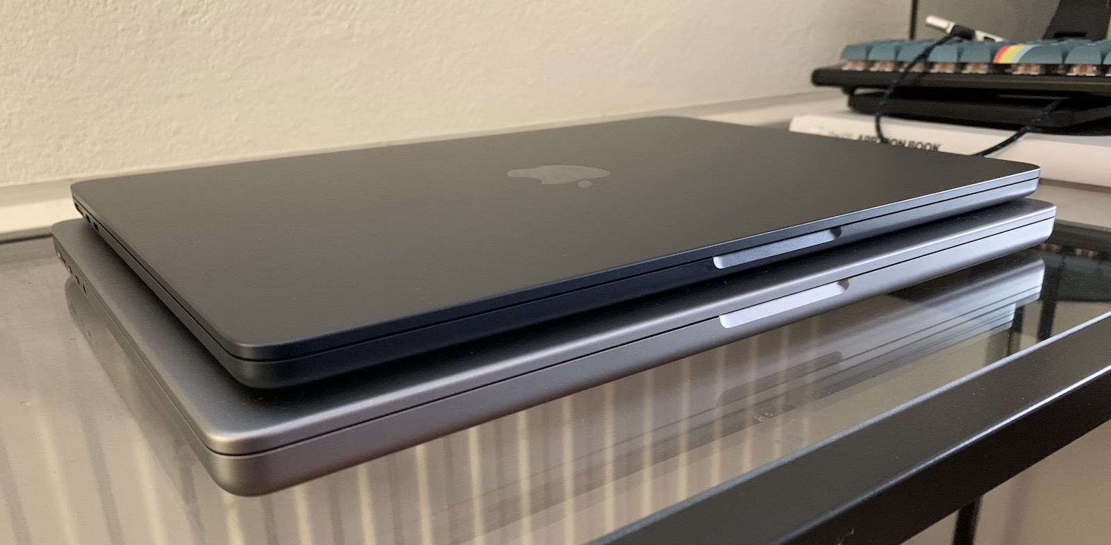 2022 Macbook air on top of 2021 Macbook pro 14-inch
